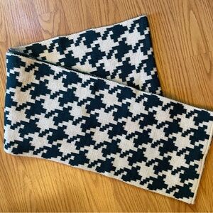 Chic Houndstooth Knit Scarf